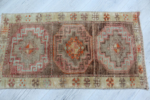 Vintage Turkish Rug  " Monolia" - 89.5" x 128" ,  #585