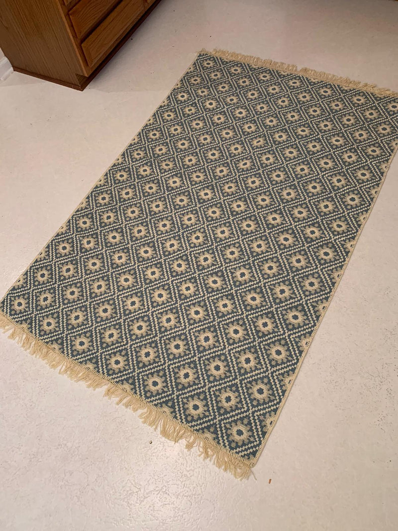 Brand New Kilim rug, 4' x 6'